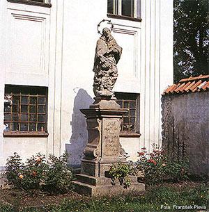 Statue des Heiligen Jan Nepomuk beim Pfarramt